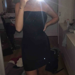  - Jättefin klänning ifrån ginatricot