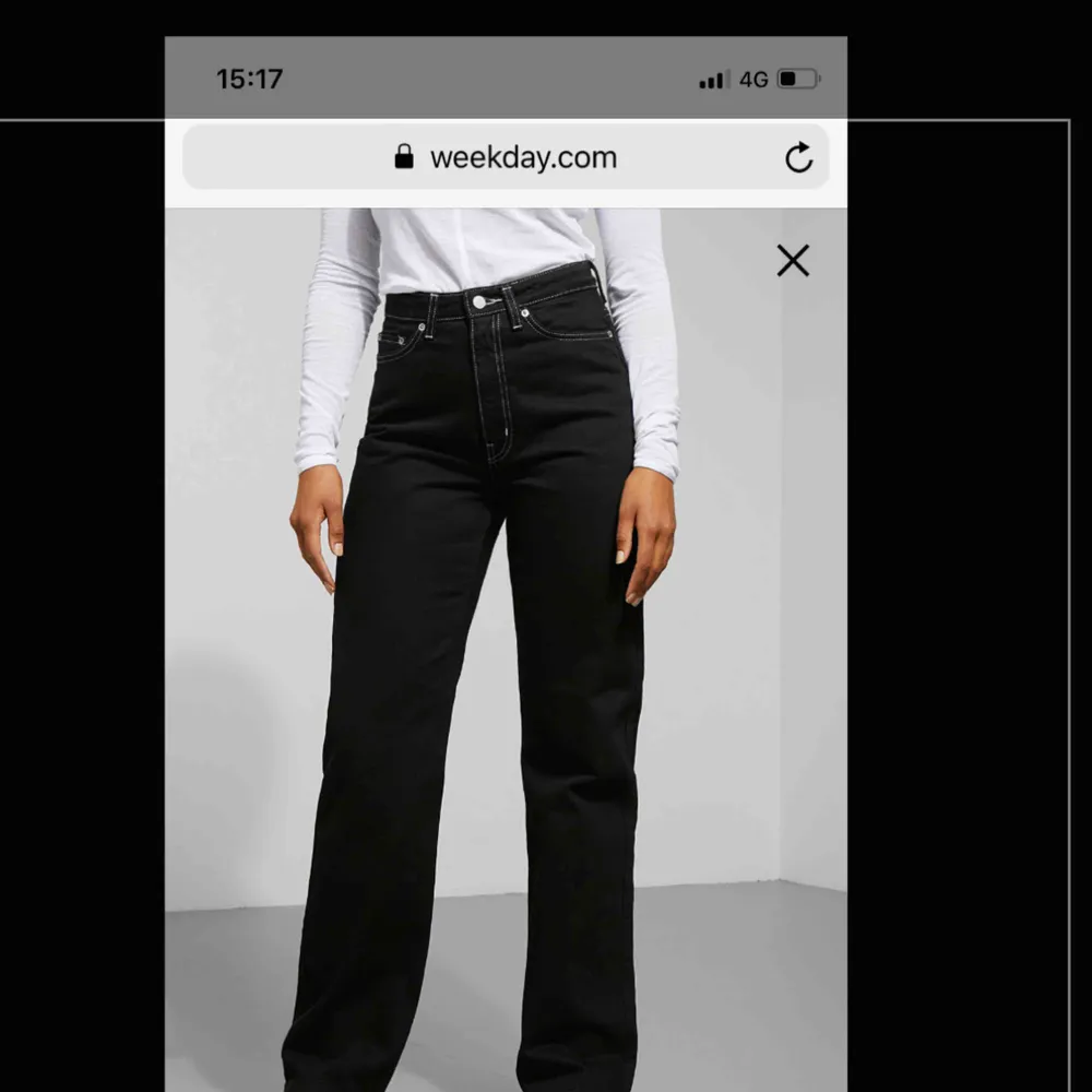 Säljer nu dessa populära raka jeans från weekday i modellen ”row”. Nyligen inköpta därav väldigt fint skick, använda max två gånger. Frakt tillkommer!. Jeans & Byxor.