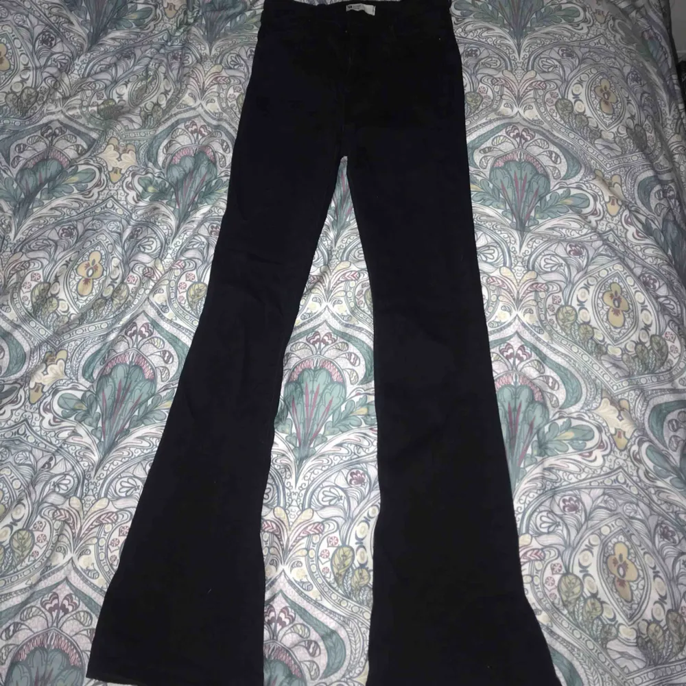 Bootcut jeans från Ginatricot, fint skick men har vissa skavanker någon tråd på ena fickan och ett hål vid en av skärpöglorna där av priset. Kan skicka bilder vid intresse . Jeans & Byxor.