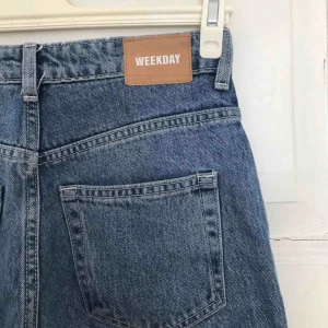  - Supersnygga row-jeans från Weekday!✨ liten fläck vid framfickan på ena benet, syns knappt! Frakt ingår ej i priset 😀