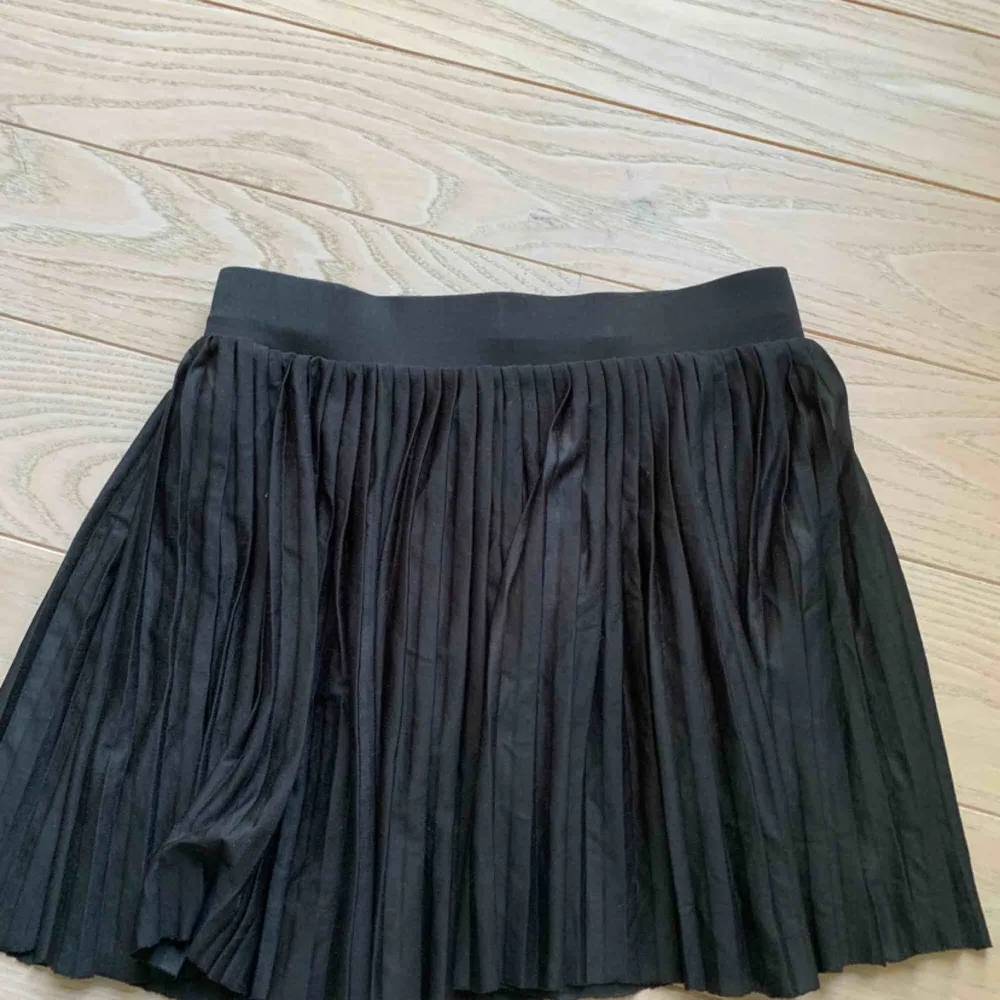 Plisserad kort kjol från Vero Moda, frakt 36kr. Kjolar.