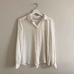  - Crémevit silkesblus från stories. 