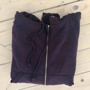  - Weekday hoodie Alin zip med dragkedja och huva. 