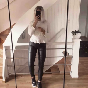  - Vit blus från mango, står strl M på lappen men skulle säga att det är en xs, sitter inte rättvist på mig då den är lite liten. Väldigt skrynklig på bilden! 🗯Frakt tillkommer om det ska skickas, fraktar alltid med video/bildbevis!🗯