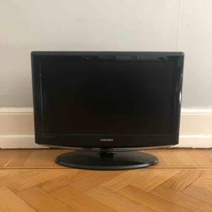  - SAMSUNG TV 23tum. 44.5cm hög, 58.6cm bred. Tillgång till 3st HDMI kopplingar. Ingår fjärrkontroll. Sladdar saknas