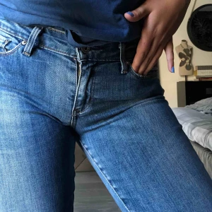  - Gamla Levis jeans som är mycket använda, säljer dem pga för små. Jeansen har ett eget-gjort hål på högra knät och är i modellen skinny. Frakt tillkommer på 59 kr som köpare står för. Jag är 168 cm.