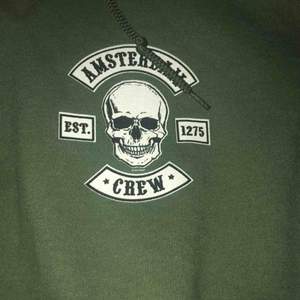 Skitfin hoodie med ”amsterdam crew” på både bröst och rygg. Frakt ingår ej i pris.