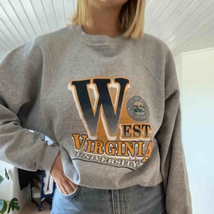  - snygg collegetröja 🍻 frakten kostar 54kr