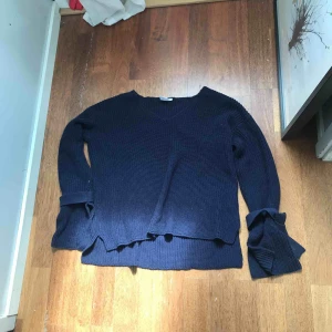  - Jättefin marinblå stickad tröja med knytdetaljer på ärmarna!