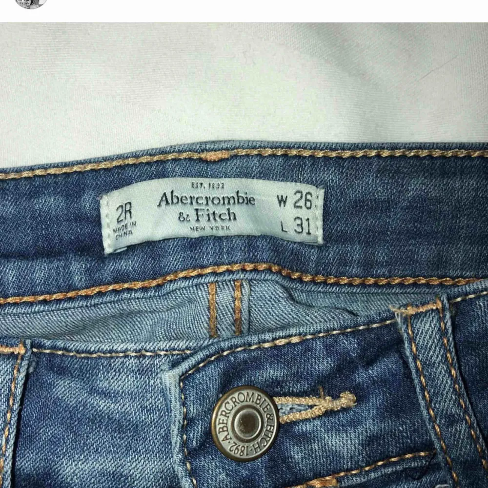 Frakten ingår! Abercrombie and Fitch jeans. Storlek 26 i midjan och 31 längd. Lågmidjade, strechiga och sitter bra vid rumpan! Prisvärda då jag köpte de för ca 900kr. Jeans & Byxor.