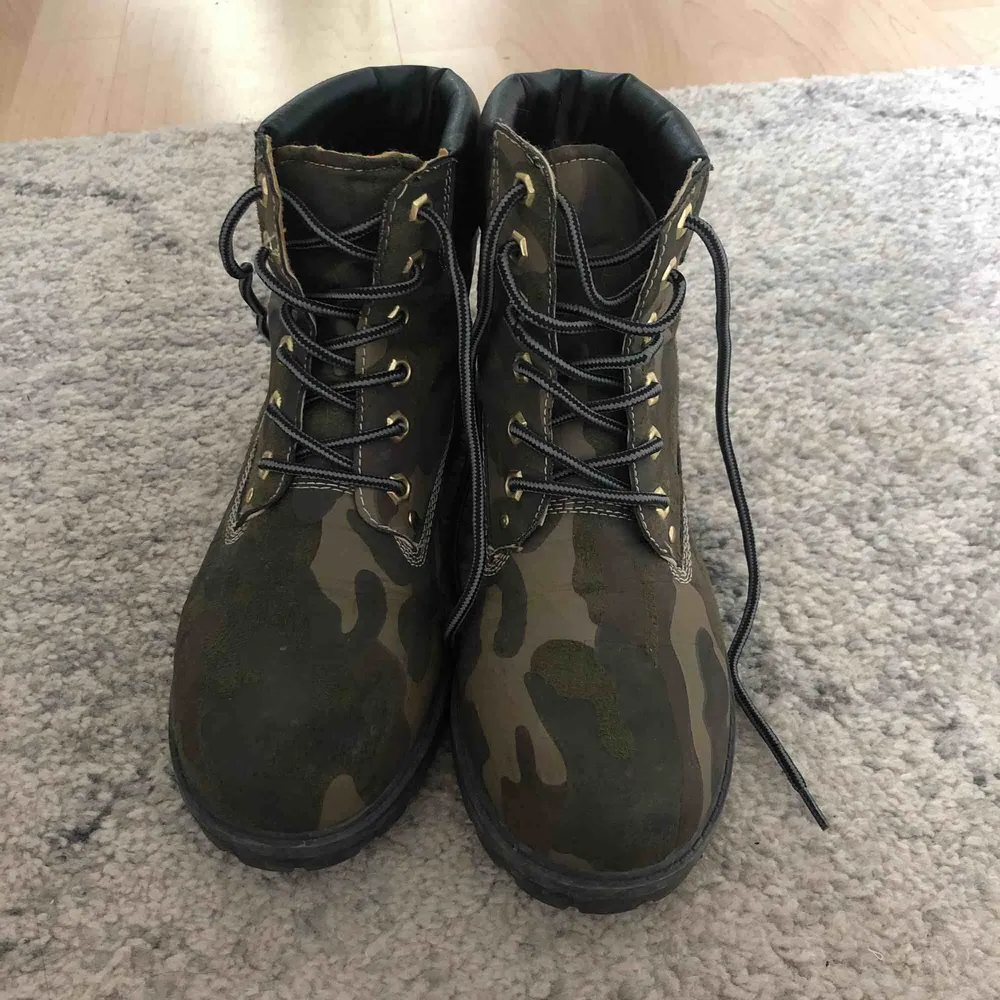 Ett par camoflagefärgade boots köpta utomlands för cirka 2 år sen. Helt okej skick. Skor.