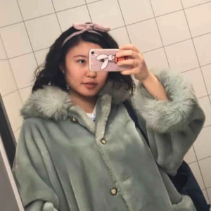  - Fejk pälsjacka från Humana. Två knappar är borta, och kedjan har fallit av men annars är den i bra skick! Frakt står köparen för. Hör av er om ni är intresserade, kan mötas upp i Malmö/Lund! 