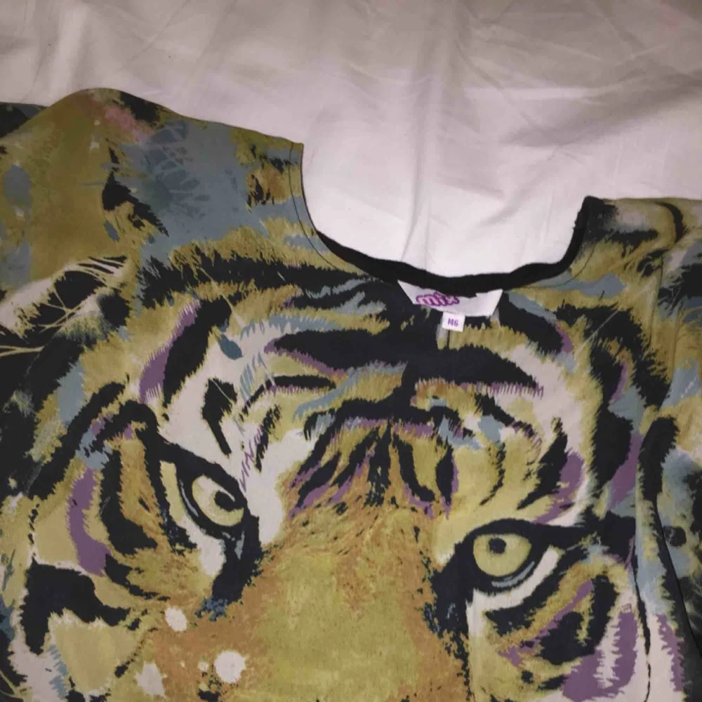 T-shirt med tigertryck 🐅Svart på ryggen. Från MIX. Aldrig använd, har endast legat i garderoben. . T-shirts.