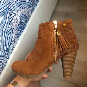  - Storlek 35 Använt 2 gånger Köpt i Spanien för 60€