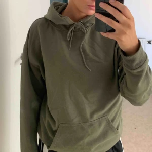  - Militärgrön hoodie från Carlings i fint skick