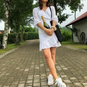  - Min studentklänning! 🎉 Endast använd 1 dag! Som ny!  Superfin, från gap! Är en XS men passar absolut en S med (är själv en  S)  Orginalpris; 580 kr  Köparen står för frakt🥰