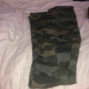  - Militär jeans tajta och snygga! Riktigt snygga, högmidjade är dem! Knappt använda då jag inte fått tillfälle för det