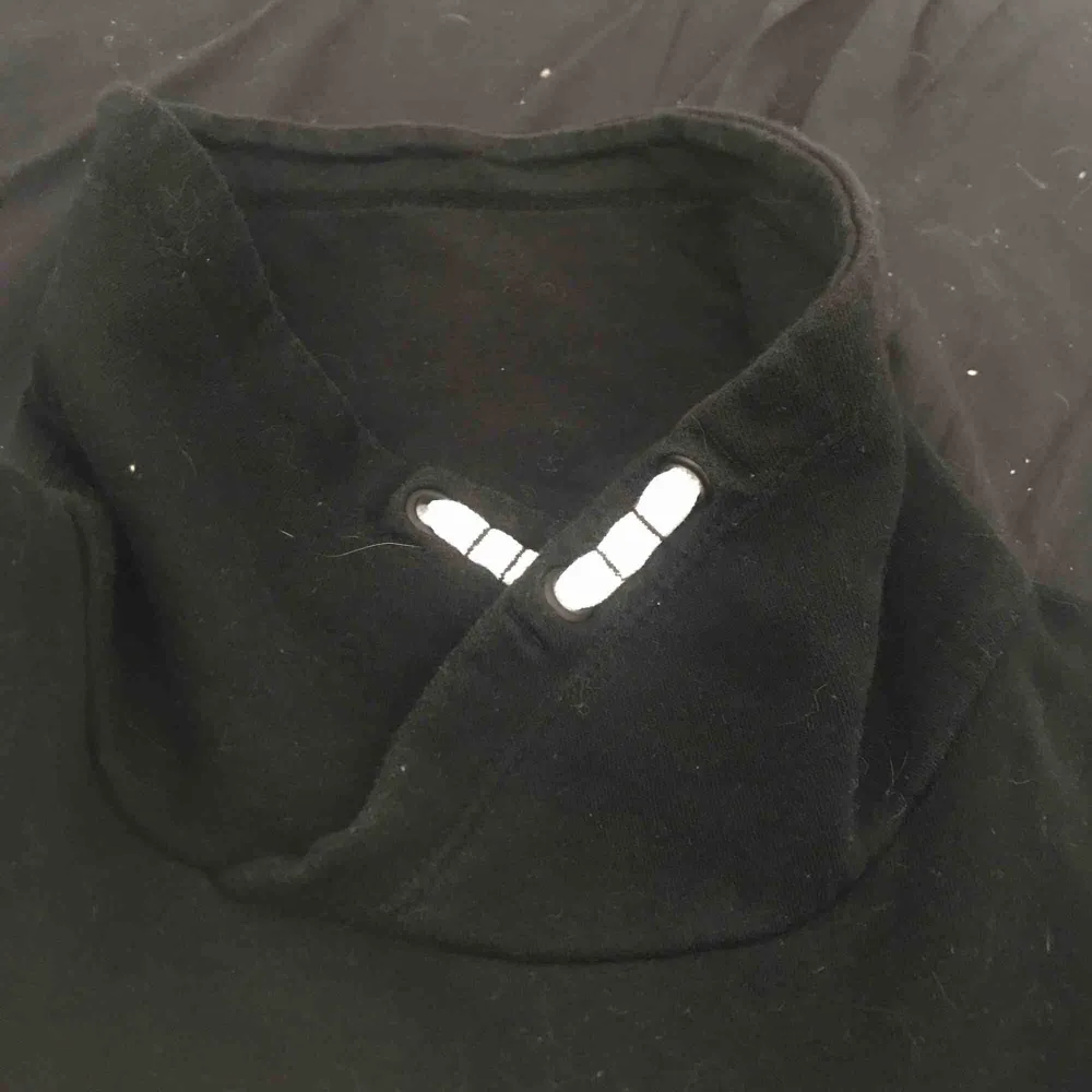 En jätte gammal hoodie som jag inte använt på flera år och det är därför jag säljer den så billigt men den är i bra kvalite o frakt tillkommer. Tröjor & Koftor.