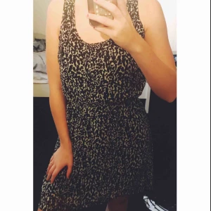  - En skön djurmönstrad klänning med underkjol! 