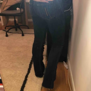  - Blå bootcut jeans men snygga slitningar ned till. Frakt ingår ej i priset🍒