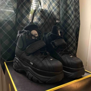  - ÄKTA höga Buffalos. Stora i storleken som passar mig som är 37/38. Köpa för 1900kr. Frakt tillkommer! 🖤