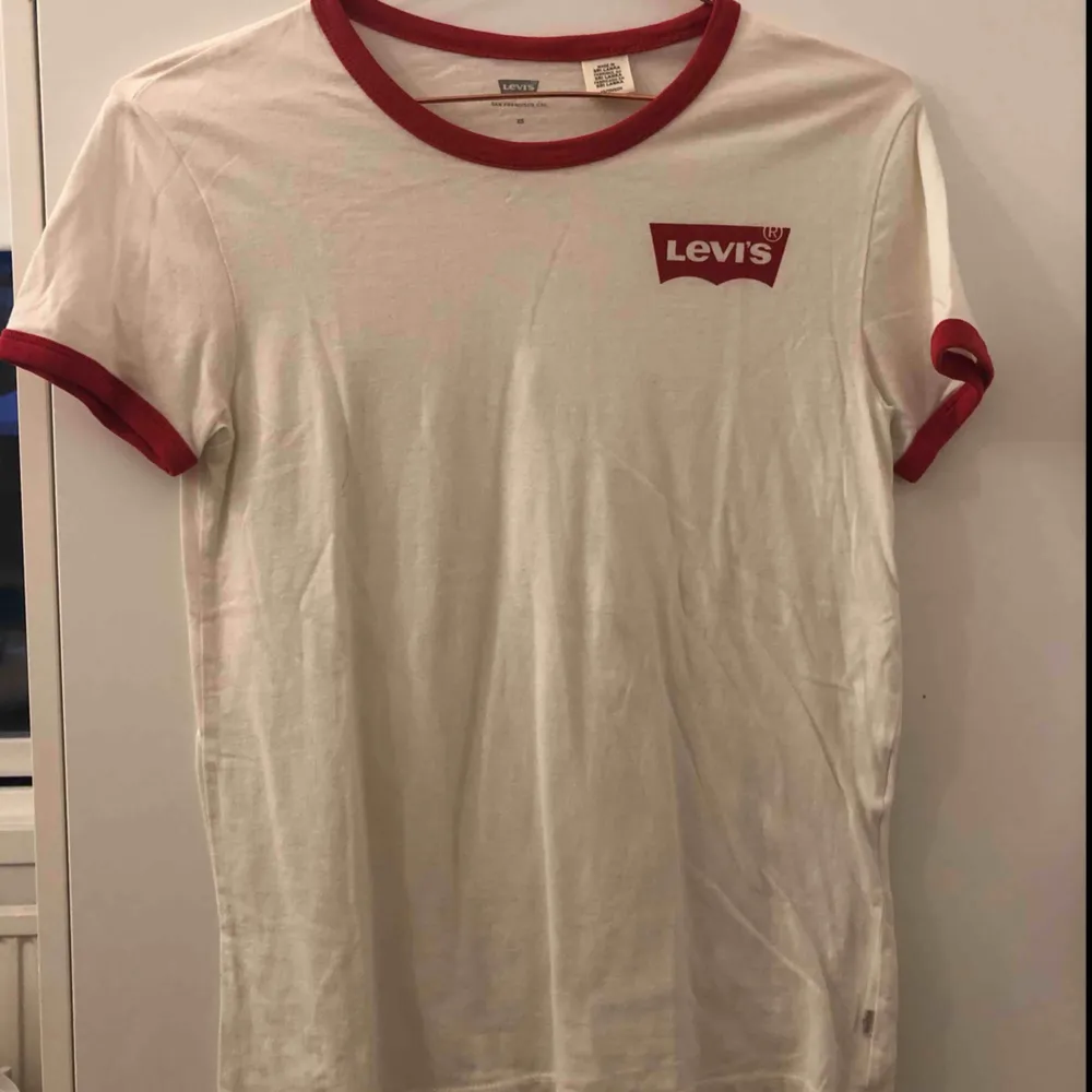 Helt ny tröja från Levis, fick den i present därav är prislappen borttagen. Endast provad sedan har den haft en plats i garderoben tills nu.. T-shirts.