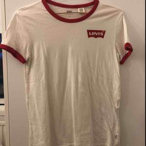 Helt ny tröja från Levis, fick den i present därav är prislappen borttagen. Endast provad sedan har den haft en plats i garderoben tills nu.