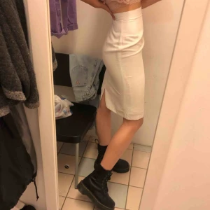  - Vit vintage pennkjol i superfint skick! Dragkedja och knäppning bak. Köpare står för frakt