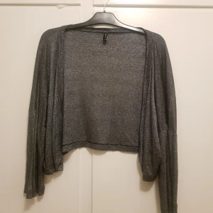  - Nyskick(!)  Glittrig tröja, perfekt att ha utanpå ett linne.