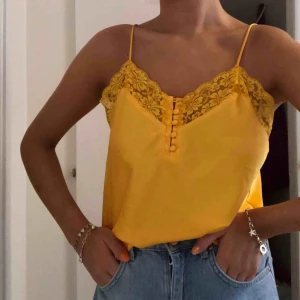  - Superfint oranget/gult ”sidenlinne” från BikBok. 