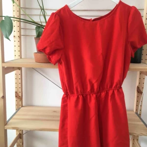  - Byxdress med liten resår i armen. Är 164 cm