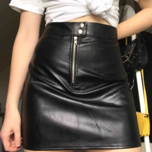  - Snygg skinnkjol i storlek 40! Säljes pga för stor för mig, köparen betalar frakt