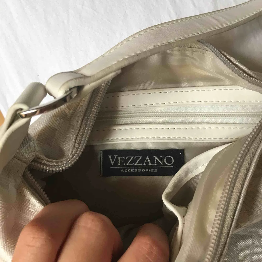 Second hand shoulderbag från vezzano i asbra skick! Köparen står för fraktkostnader!🥰. Väskor.