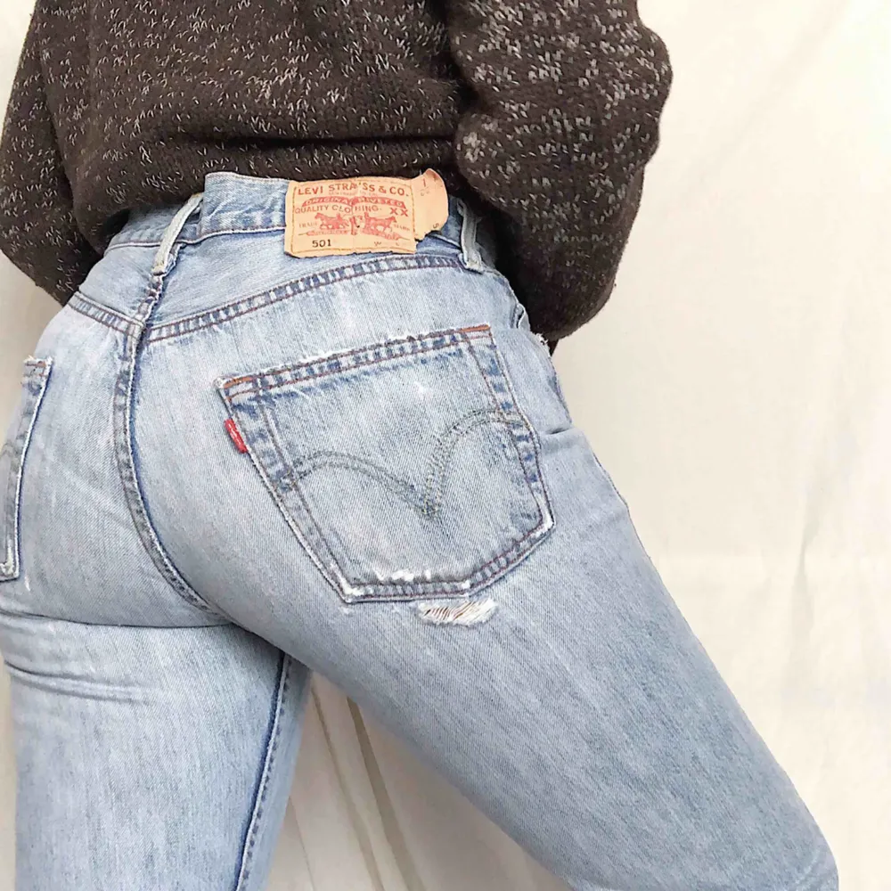 Snyggt slitna Levi’s 501 jeans☀️ frakt tillkommer . Jeans & Byxor.