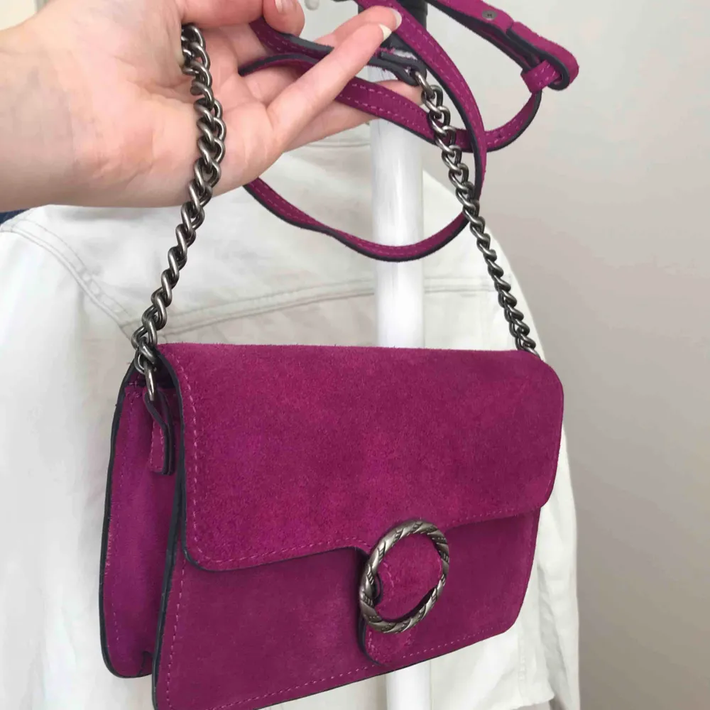 Fin lila/cerise crossbody väska i väldigt bra skick. Från mango i suede. . Väskor.