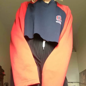  - Oversize vintage Adidaströja. Mörkblå med röda ärmar. Passar storlek S-XL. Avklippt modell.