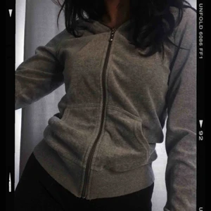  - Cubuskofta i velour, storlek S, inte så använd och i bra skick. Säljs för 69 kronor