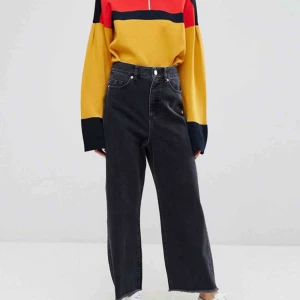 Mom jeans asos - Högmidjade avslappnade jeans från asos, storlek 26. Men passar nog även 27. I fint skick!