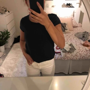  - Blus från vero Moda. Aldrig använd. Ganska lång på mig som är 158cm. Köparen står för frakten 