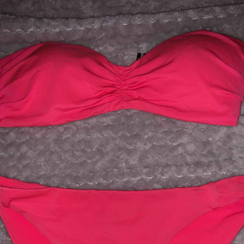 Cool neonrosa bikini från hm. Toppar.
