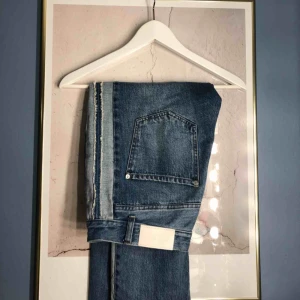  - Mom jeans från mango i storlek 38. Lite sönder vid en sån hylsa man har skärpet i. Köparen står för frakten