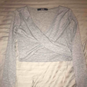  - Magtröja från ginatricot, använd 2 gånger. Kan mötas upp i kungsbacka/göteborg annars tillkommer frakt. Tydligare bild kan fixas vid intresse