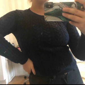  - Jätte fin stickad marinblå tröja  Köparen står för frakt  