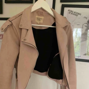  - En jätte fin höst/vår jacka, köpt på tessie Är i storlek L men är som en S  Säljer för 250 + frakt 