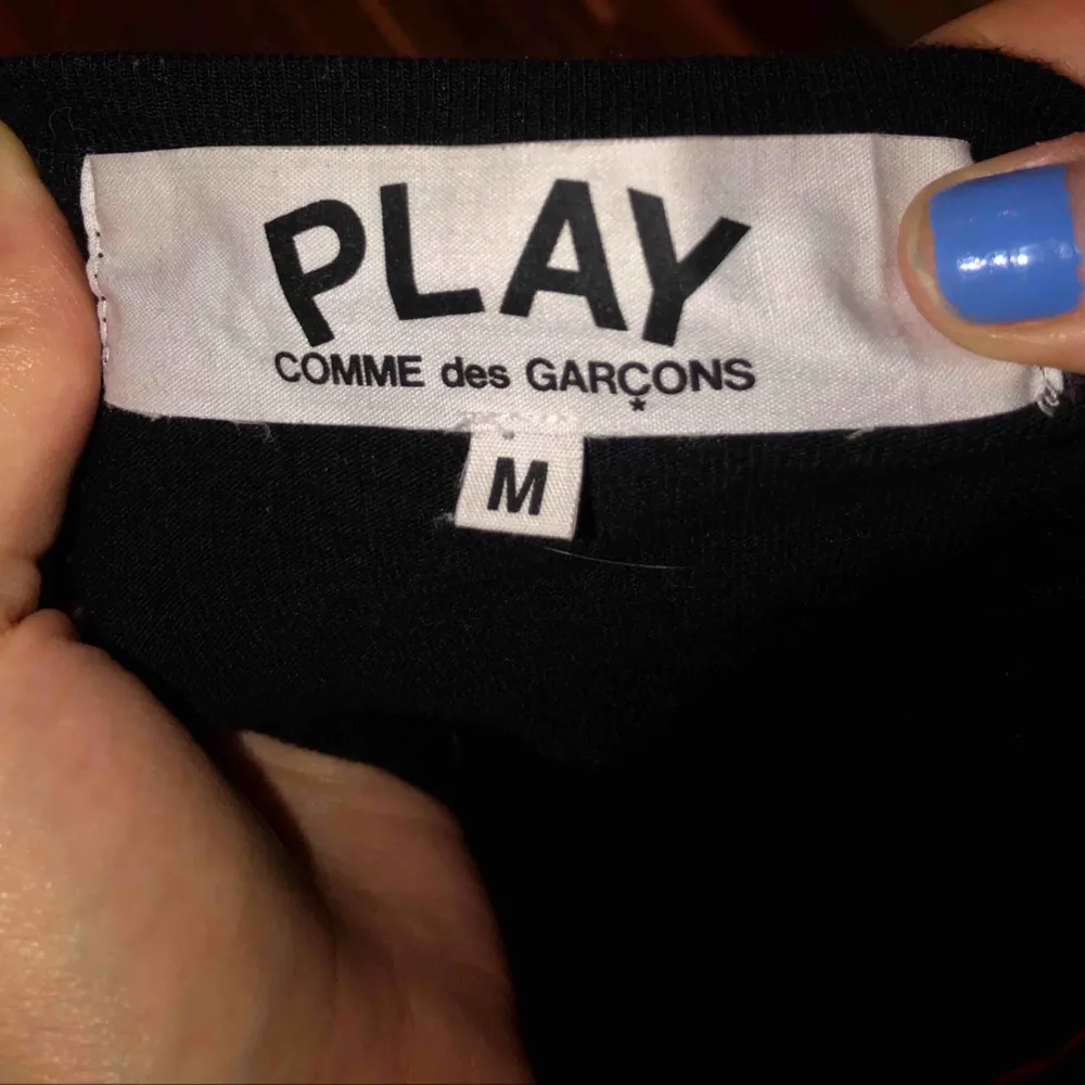 Äkta tröja från Comme des GARCONS 🖤 Säljes pga fel storlek, därav bara använd 1 gång så i superfint skick som ny!  Kom gärna med bud 🖤. Toppar.