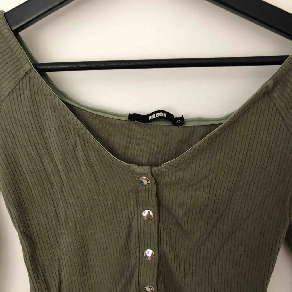 ”Off shoulder” tröja från bikbok i storlek xsmall. Sitter riktigt snyggt på axlarna med snygga knappar som detaljer. . Toppar.