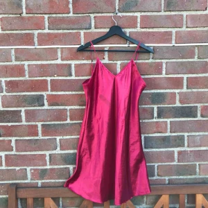  - Säljer denna klänning/nattlinne i silke, jätteskönt tyg gott skick.