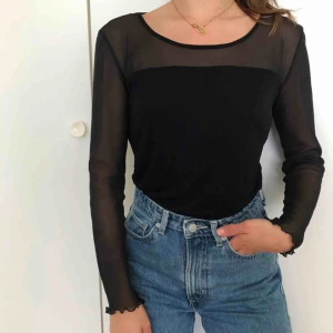  - Genomskinliga ärmar med volanger på ärmsluten. Vet tyvärr inte exakta storleken men gissar på en small/36:a.  Frakt 42 kr