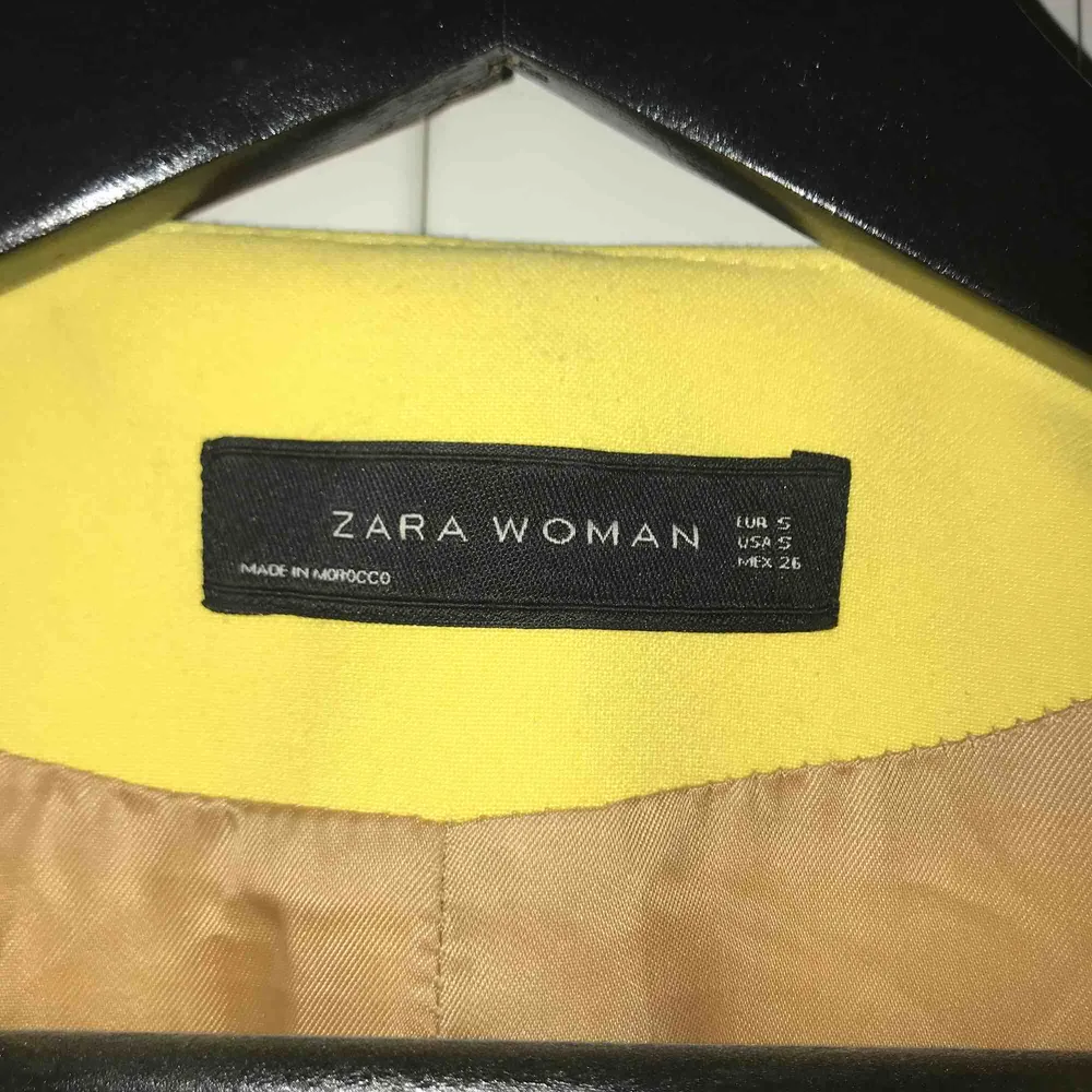 Gul kappa från Zara, supersnygg i modellen och pimpar upp vilken outfit som helst! Stl. S. Jackor.