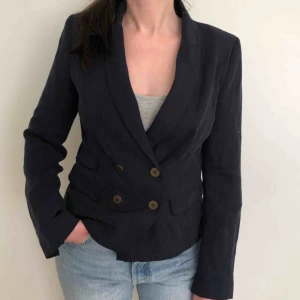  - Mörkblå blazer. Använt skick men fin. Från Zara Basic.  📬 Frakt 63 kr.